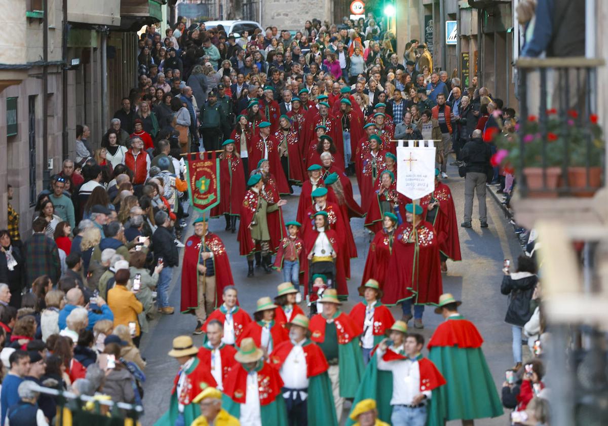 Imagen principal - Ayer fue un día para disfrutar del orujo por las calles de Potes.