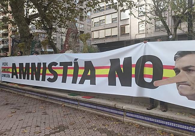 Pancarta que han desplegado los manifestantes en la Alameda de Oviedo, cerca de la sede del PSOE en Santander.