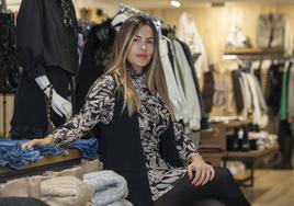 Gema Constanzo, en la tienda de Heve Moda de Maliaño.