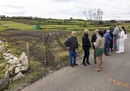 Varios vecinos charlan con la alcaldesa, Gema Igual, y el consejero de Fomento, Roberto Media, en el arroyo La Regata donde comienzan las obras.
