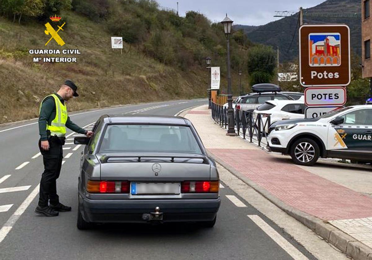 Un agente para a un automovilista en un control de acceso a Potes.