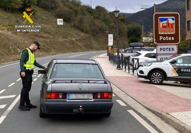 Uno de los controles policiales en la entrada a Potes este fin de semana.