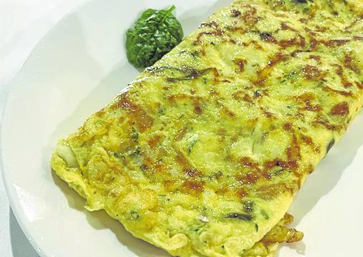 Imagen secundaria 1 - Tortilla de bacalao, y sopa de frutos rojos y helado de yogur. 