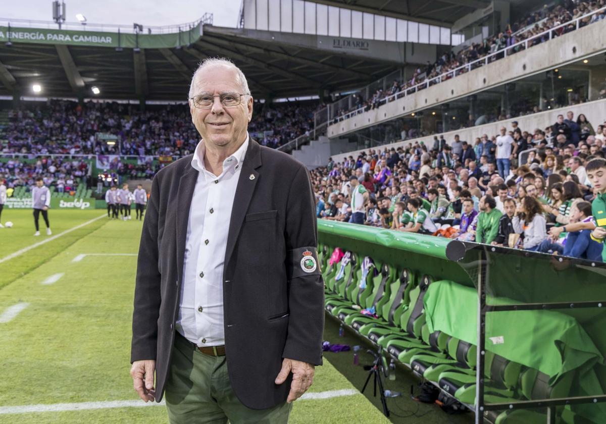 tDelfín Calzada posa en el césped de El Sardinero en su partido 701 como delegado del Racing.