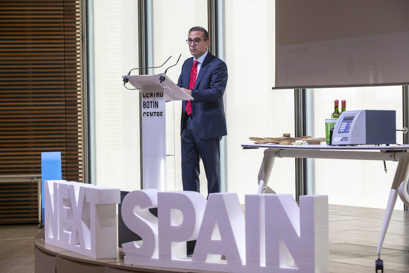 Manuel Iturbe, director territorial de Cantabria y Asturias de Banco Santander, abrió la bienvenida institucional. 