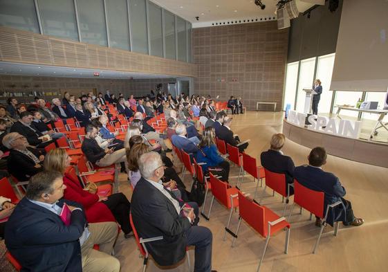 Los asistentes al foro de debate Next Spain, ayer, escuchan a la consejera de Cultura y Turismo, Eva Guillermina Fernández, durante su discurso.