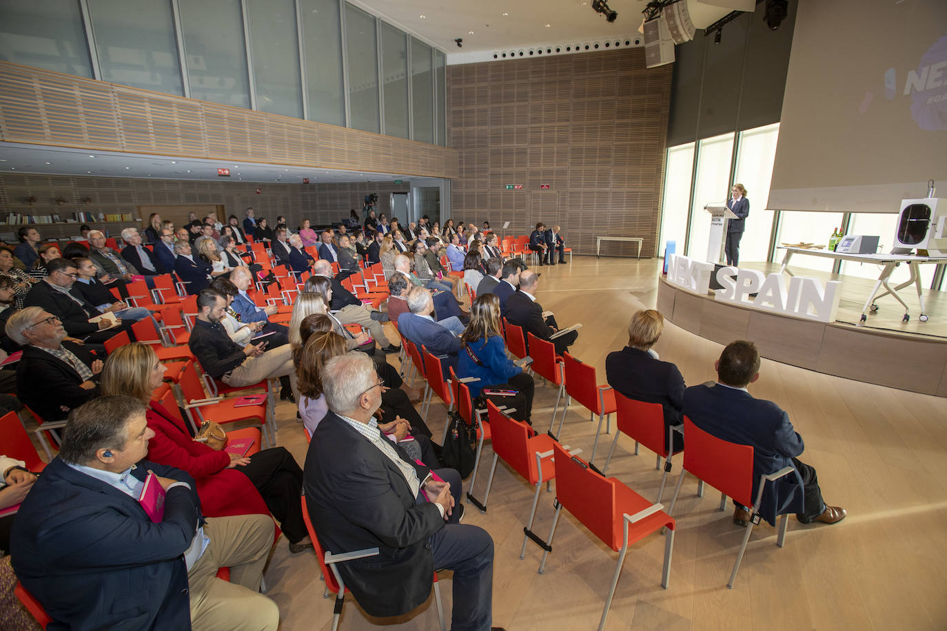 El auditorio acogió a cerca de 150 personas de diversos ámbitos y sectores profesionales, público y privado. 