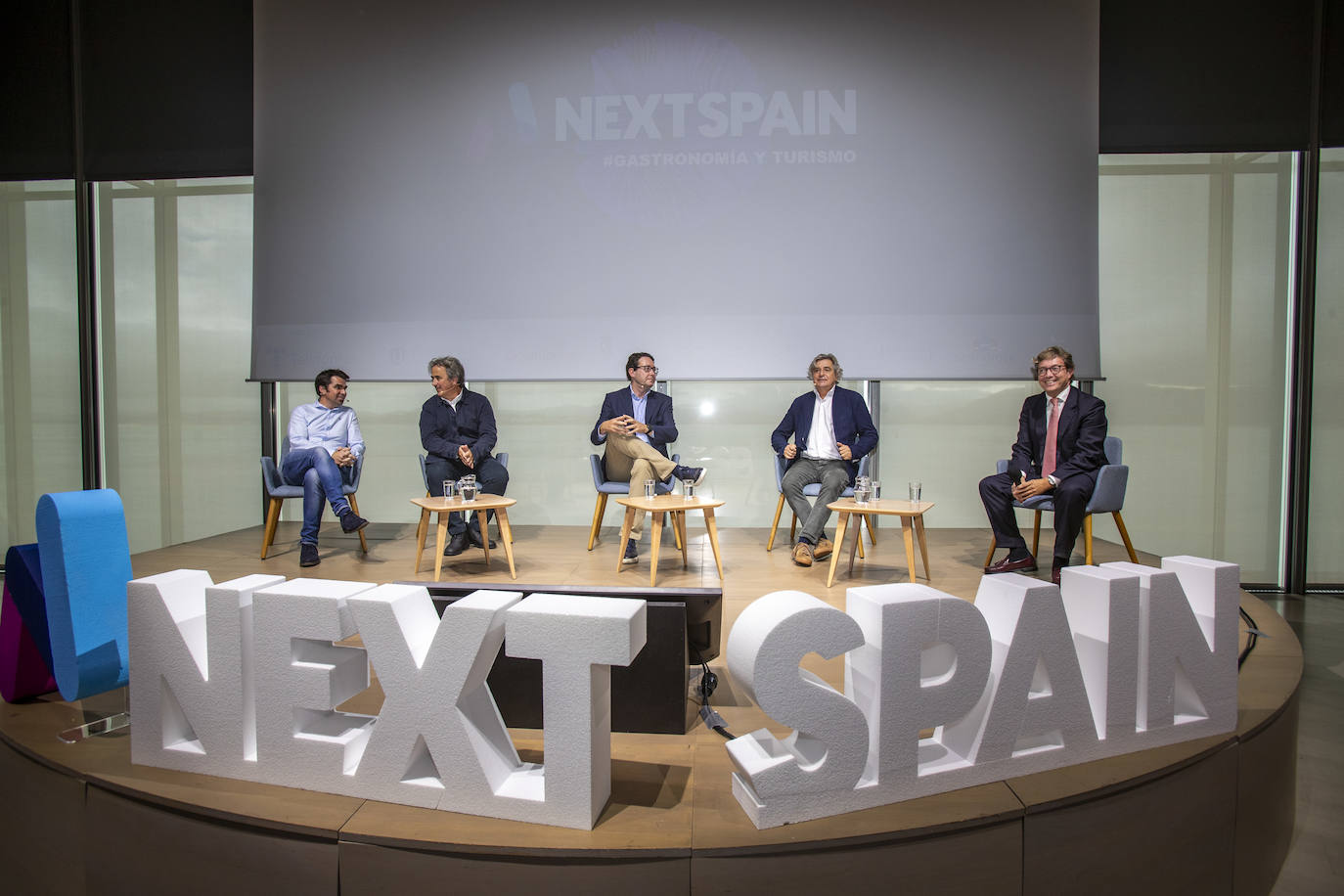 David Martínez (Siderit), Carlos Zamora (Grupo Deluz), Beto Sanz (Doña Tomasa), Carlos Crespo (Grupo Riojano) y Francisco Artime (Banco Santander), en la mesa titulada 'Haciendo Marca Cantabria en el exterior'. 