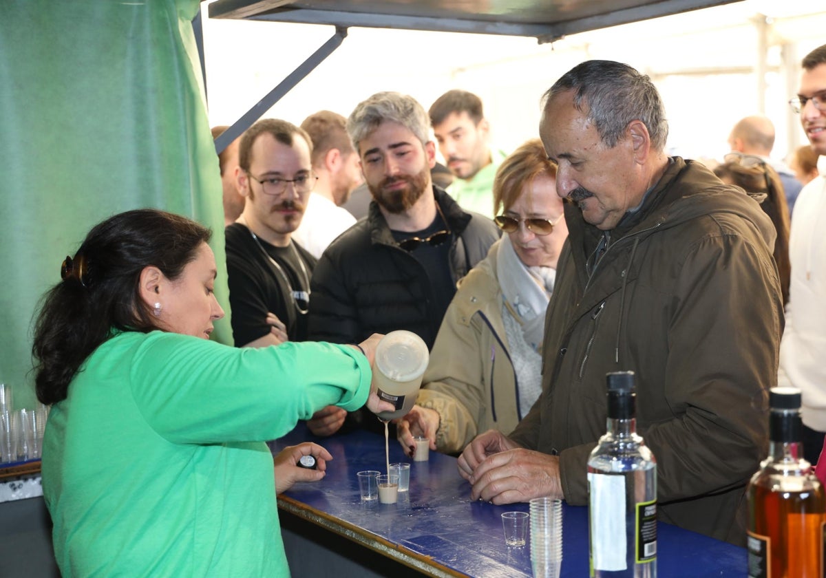 Camino Cotera, de la empresa Orujo Mariano Camacho, ofrece degustaciones después de lograr la Alquitara de Oro 2023.