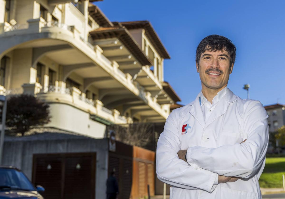 Mario Domínguez, con el bigote propio de Movember, en los jardines de Valdecilla.