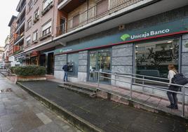 Sucursal de Unicaja Banco, con la marca Liberbank ya eliminada, en la Avenida de España de Torrelavega.