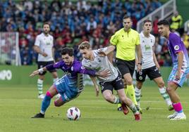 Monchu y Peque pugnan por el balón en el partido del pasado sábado.