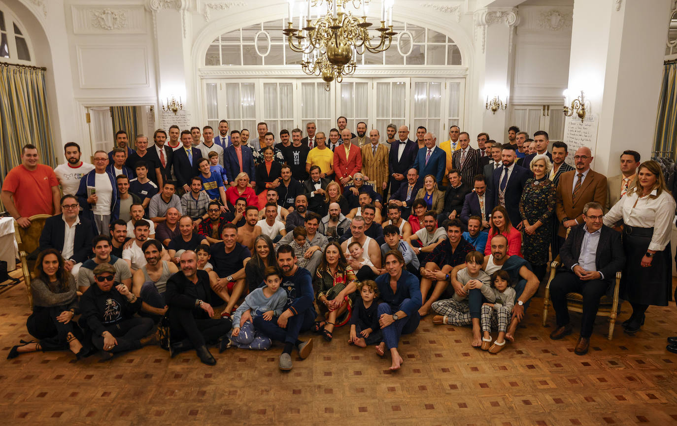 Foto de familia de todos los participantes, autoridades y organizadores antes del desfile en el Hotel Real.