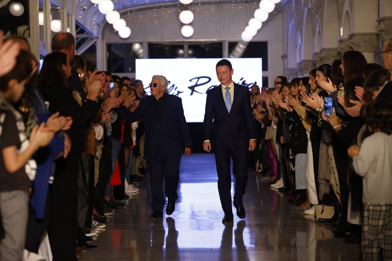 El empresario Jesús García, de 82 años y superviviente de cáncer de próstata, junto al vicepresidente del Parlamento de Cantabria, Alejandro Liz.