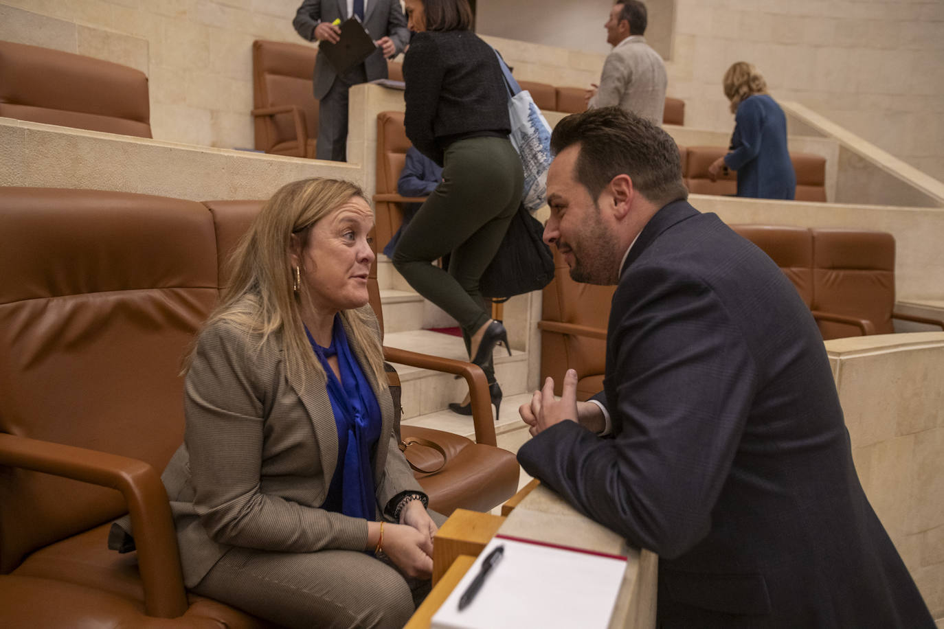 La consejera Isabel Urrutia charla con su compañero del PP Álvaro Aguirre.