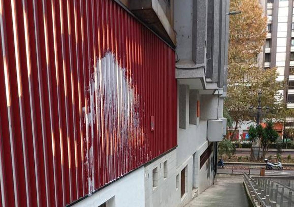 La fachada lateral roja de la sede del PSOE ha sido atacada con pintura blanca