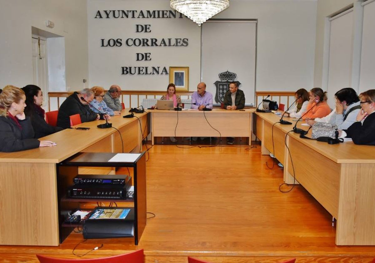 Asistentes a la reunión preparatorio de la Cabalgata de Reyes de Los Corrales.