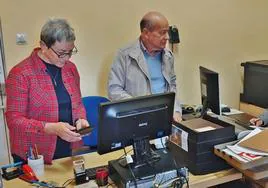 Ángeles Martínez, Fernando García y Ramiro Pérez en la sede de Cáritas de Los Corrales.