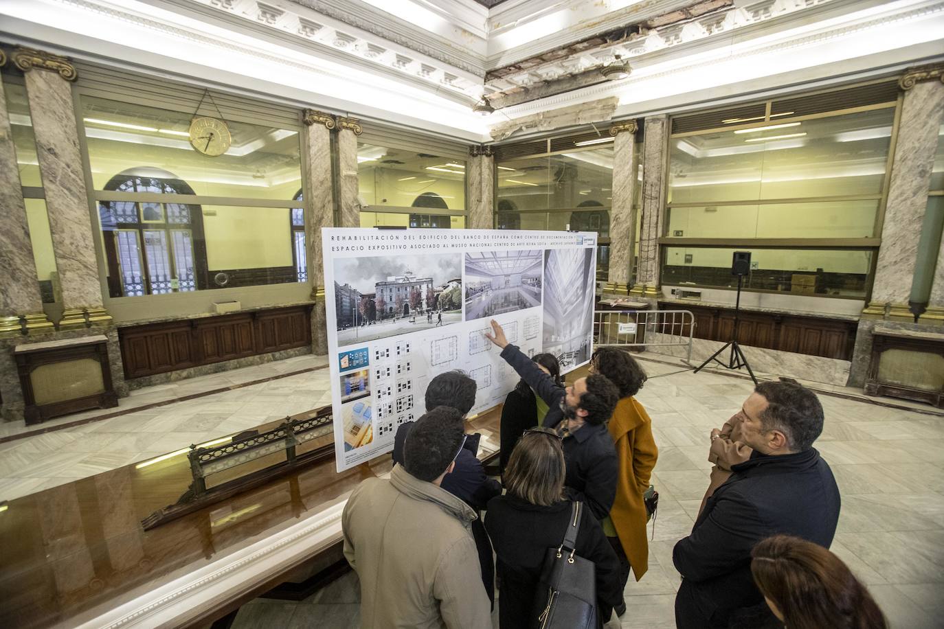 Los equipos de arquitectos revisan los planos e infografías del proyecto. 