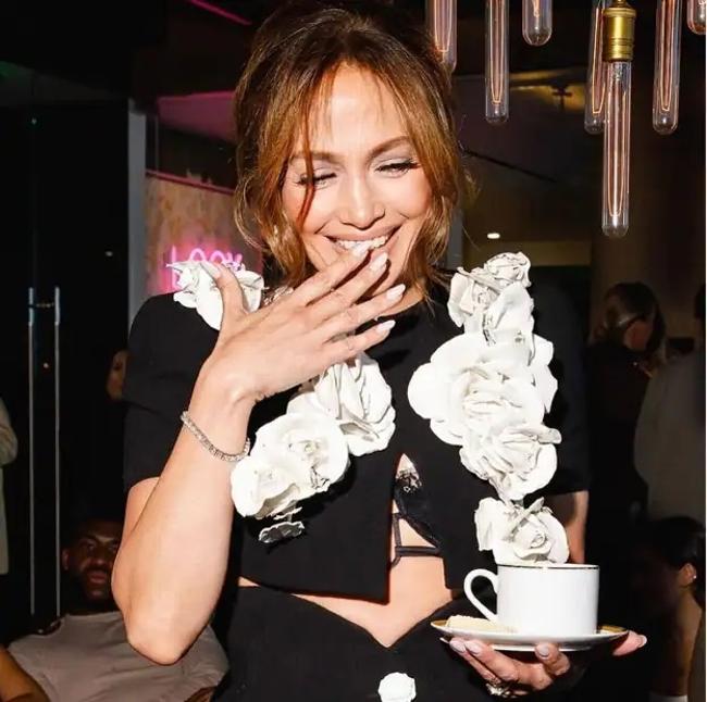 Jennifer Lopez se apunta al 'chai latte' de la mano de su manicurista Tom Bachick. Se trata de un color neutro, muy elegante y perfecto para las que buscan una manicura minimalista.