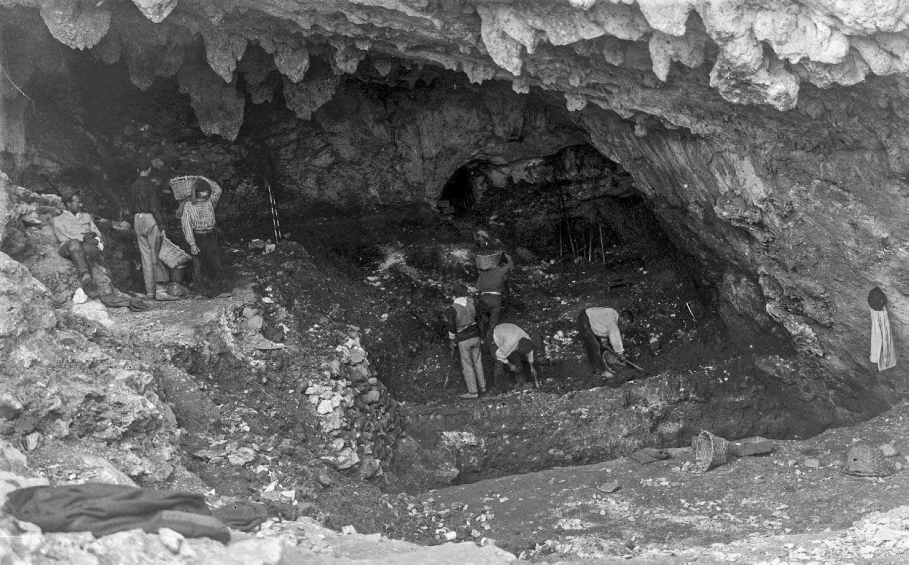 Desarrollo de las primeras excavaciones arqueológicas realizadas en la cueva de El Castillo, en Puente Viesgo, entre 1910 y 1914.