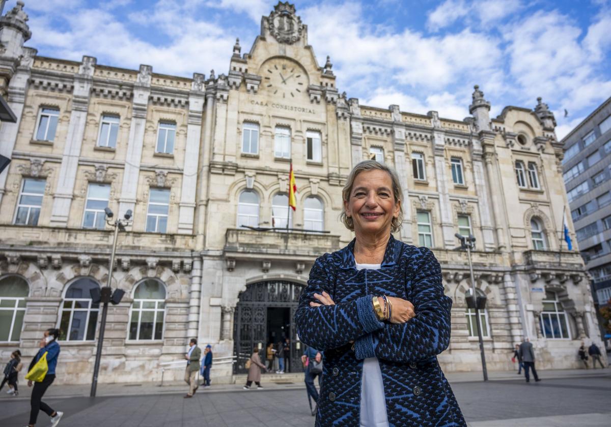 La concejala de Empleo, Emprendimiento y Empresas, Isabel Gómez-Barreda, posa en la plaza del Ayuntamiento de Santander.