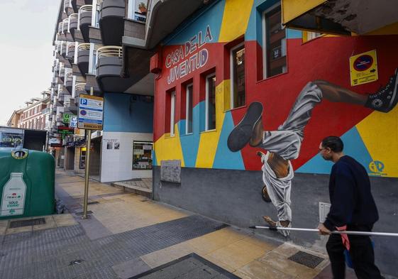 La Casa de la Juventud es un local de dos plantas situado en la calle Joaquín Cayón de Torrelavega.