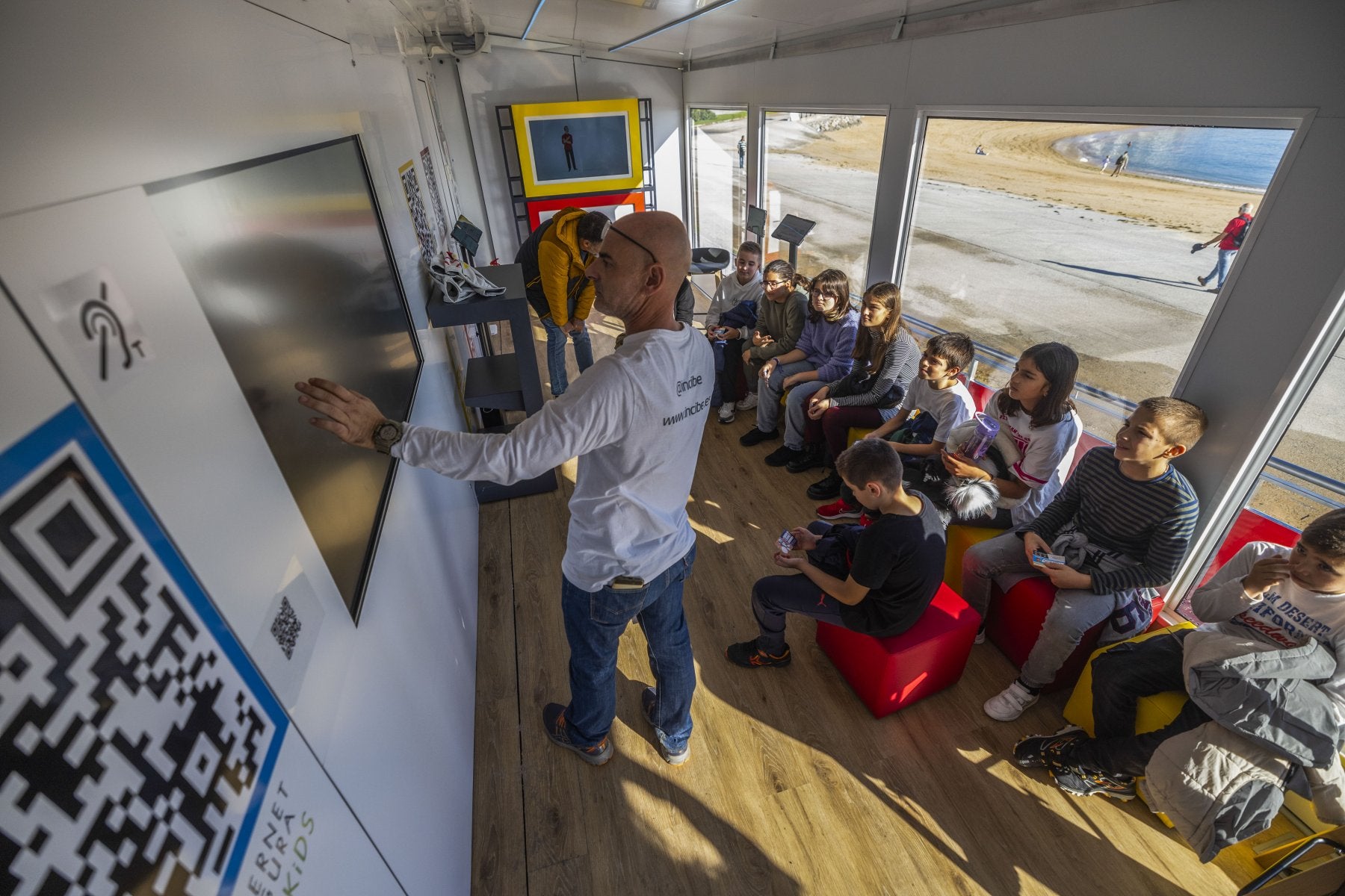 Un grupo de escolares participa en un taller sobre el uso del móvil celebrado ayer en Santander.