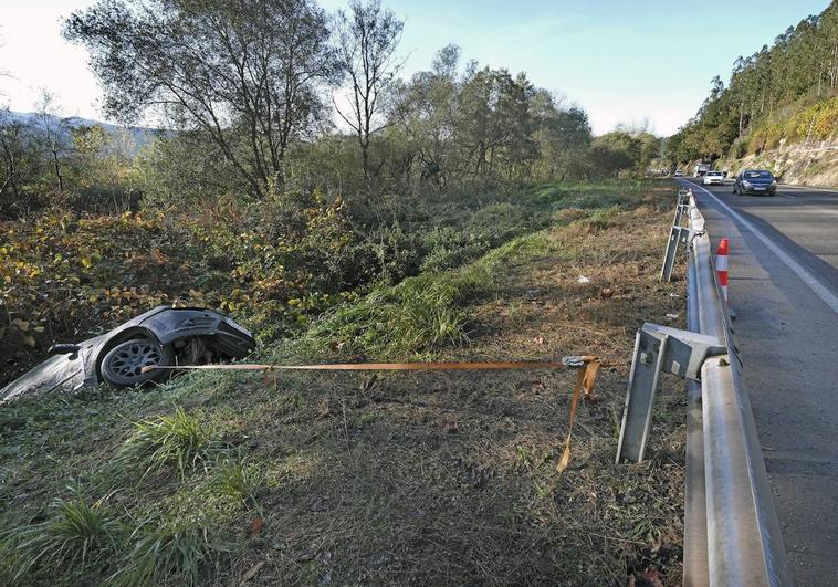 Los bomberos aseguraron el coche atándolo al guardarrail, para que no cayese al cauce del río.