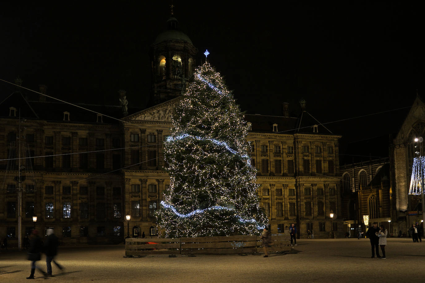 Amsterdam no suele figurar entre uno de los principales destinos navideños en los Países Bajos, pero ofrece una alternativa ideal para aquellos que buscan experiencias navideñas distintas. ¿Y qué hay de su árbol? Dirígete hacia la Plaza Dam, un lugar destacado durante Navidad para descubrir un árbol que añade un toque especial a la ciudad durante estas fechas festivas.