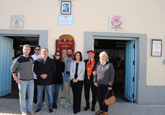 Familiares de Víctor, cofrades y el alcalde junto a la placa de la nueva calle.