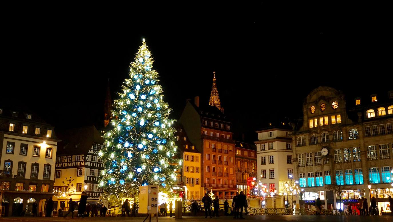 Estrasburgo alberga el Mercado de Navidad más antiguo de Francia, una tradición que lleva celebrándse desde hace más de 450 años. Uno de los momentos culminantes de este evento anual es la iluminación que envuelve al gran árbol de la Place Kléber, destacando tanto por su imponente tamaño como por su innegable belleza, consolidándose así como uno de los árboles más grandes de toda Europa. Con su apariencia de cuento de hadas, Estrasburgo adquiere un aura especial durante la temporada navideña, siendo merecidamente reconocida como la 'Capital de la Navidad'.