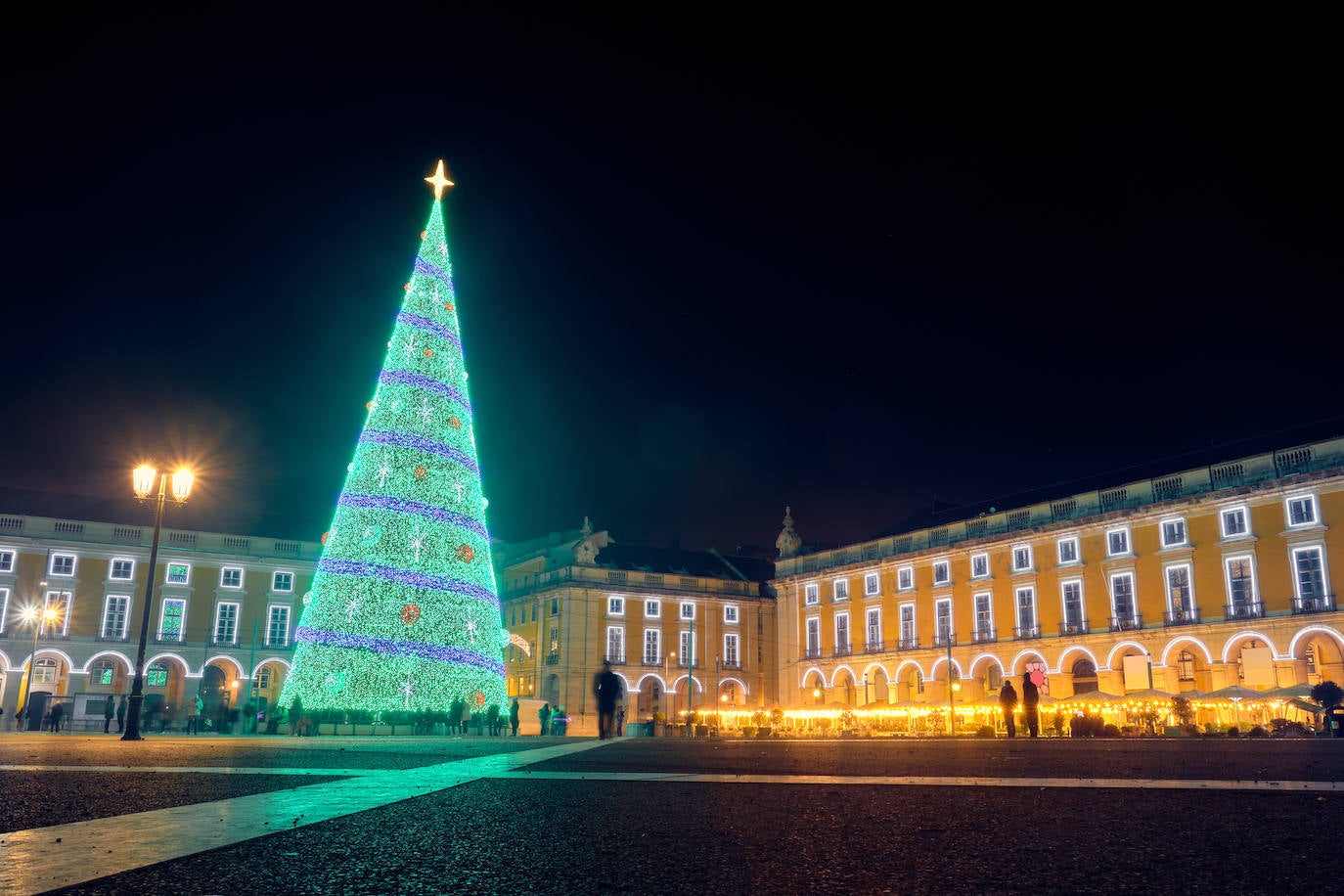 El impresionante árbol de Navidad de Lisboa ostenta con orgullo el título del árbol más alto de Europa, según el Guinness World Records de 2007. Alcanzando una asombrosa altura de 76 metros, este monumental símbolo navideño se erige cada año como una maravilla artificial. Originariamente instalado en la Praça do Comércio en 2004, emprendió un viaje temporal a Oporto en 2007, la segunda ciudad más grande de Portugal. En 2008, regresó a Lisboa, pero encontró su lugar en el Parque Eduardo VII.