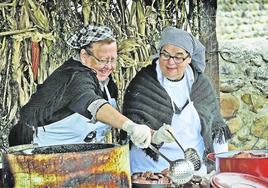 Dos mujeres elaboran boronos.