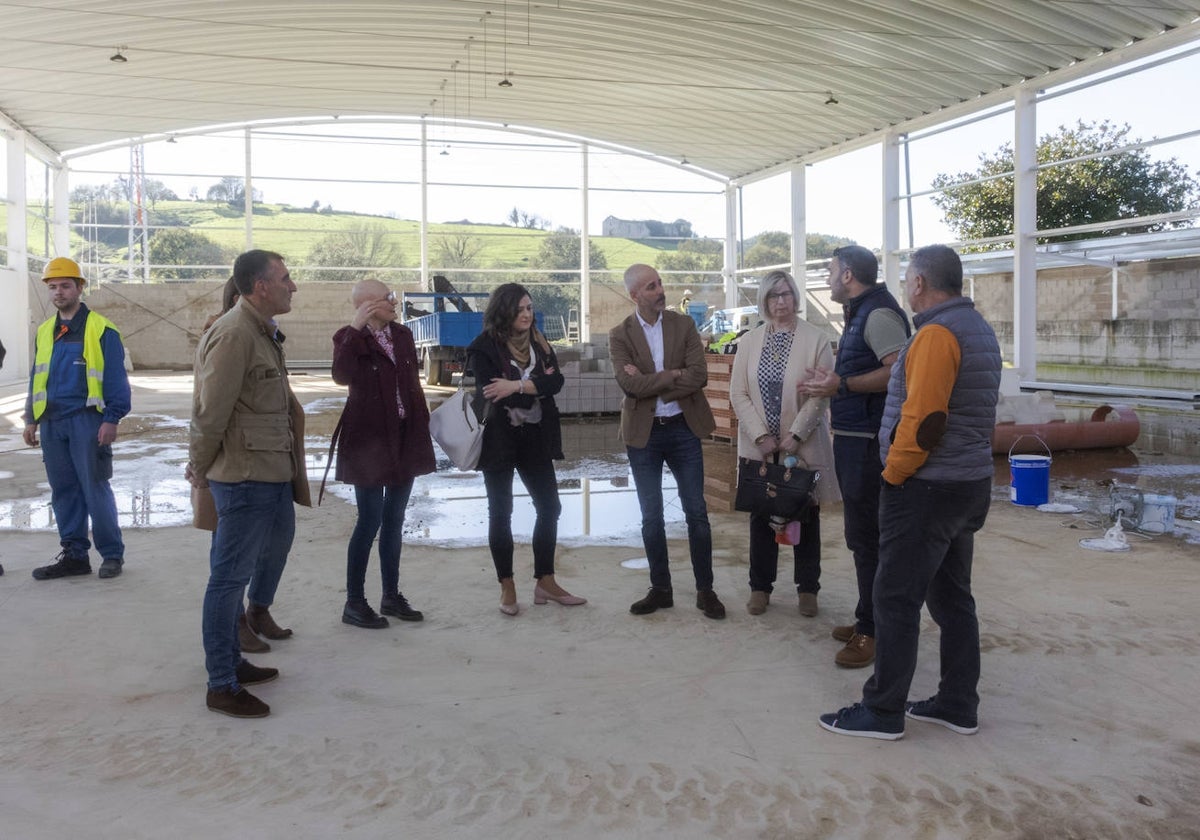 Silva, en el centro, junto al alcalde, Joaquín Arco, la directora del CEIP Trasmiera, LaraBadiola, y demás miembros de la consejería y del Ayuntamiento en el polideportivo en construcción.