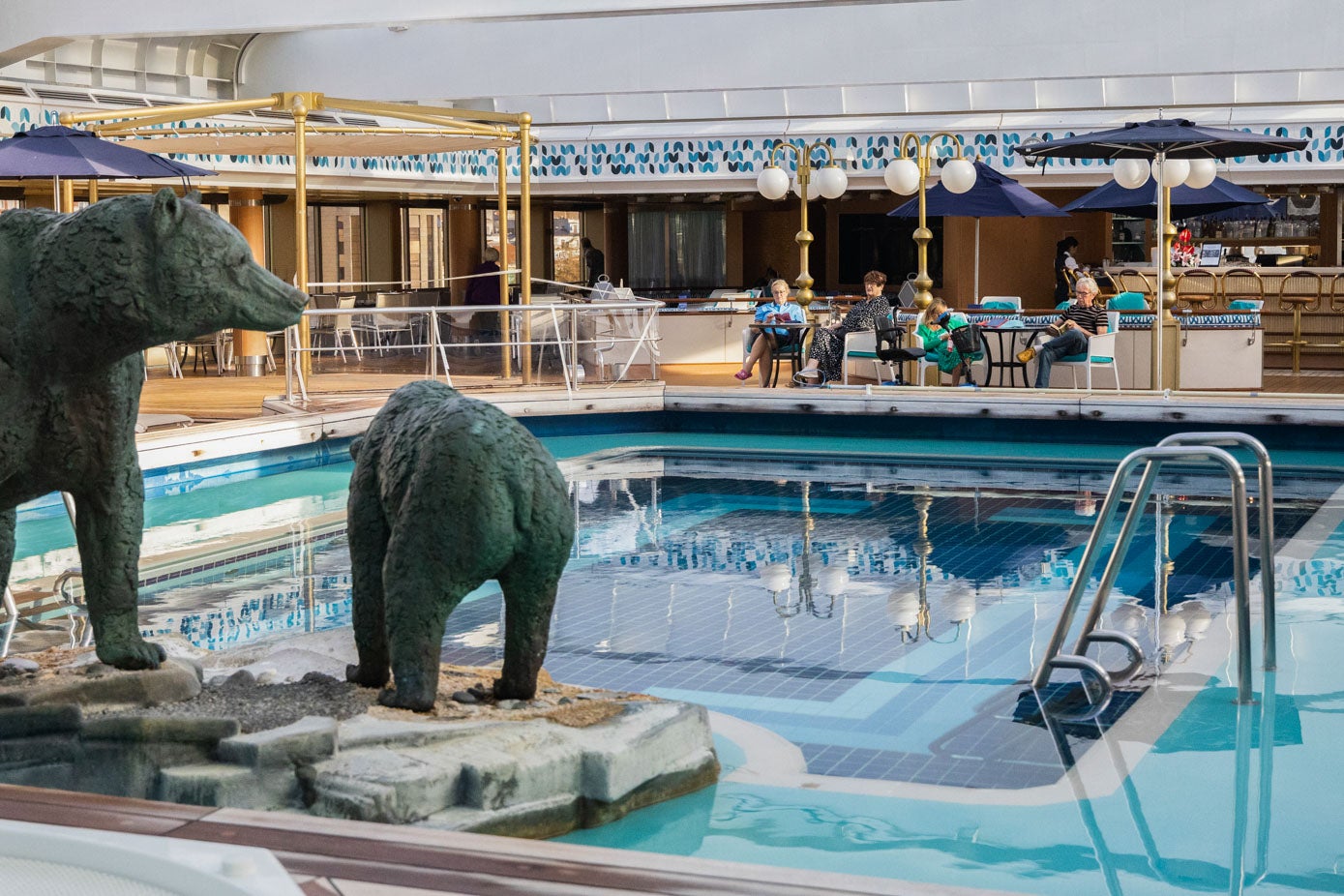 Plano corto de las estatuas de osos situadas en medio de la piscina. 