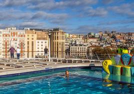 Un hombre se da un baño en la piscina del Bolette, desde cuya cubierta se podía contemplar una completa vista del frente marítimo de la ciudad.