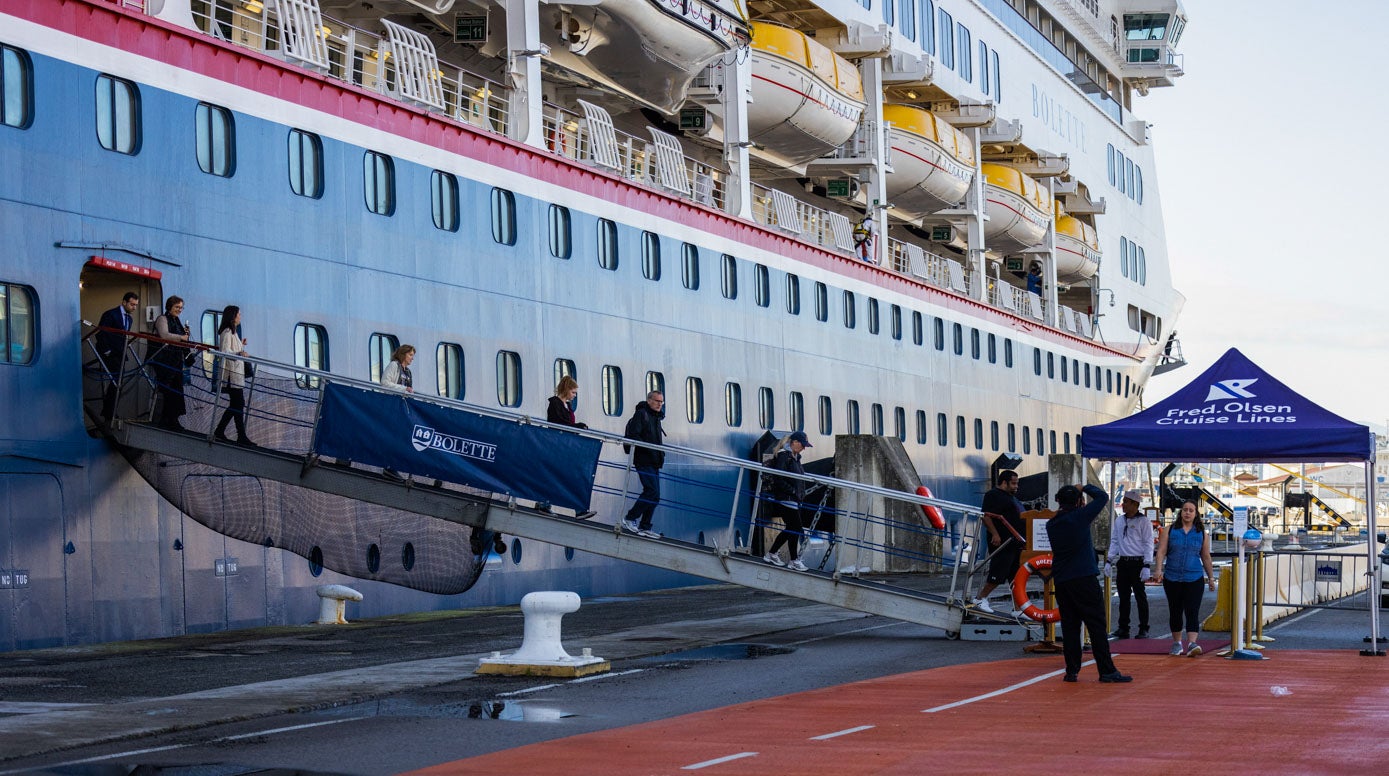 Los pasajeros bajan del barco Bolette en Santander.