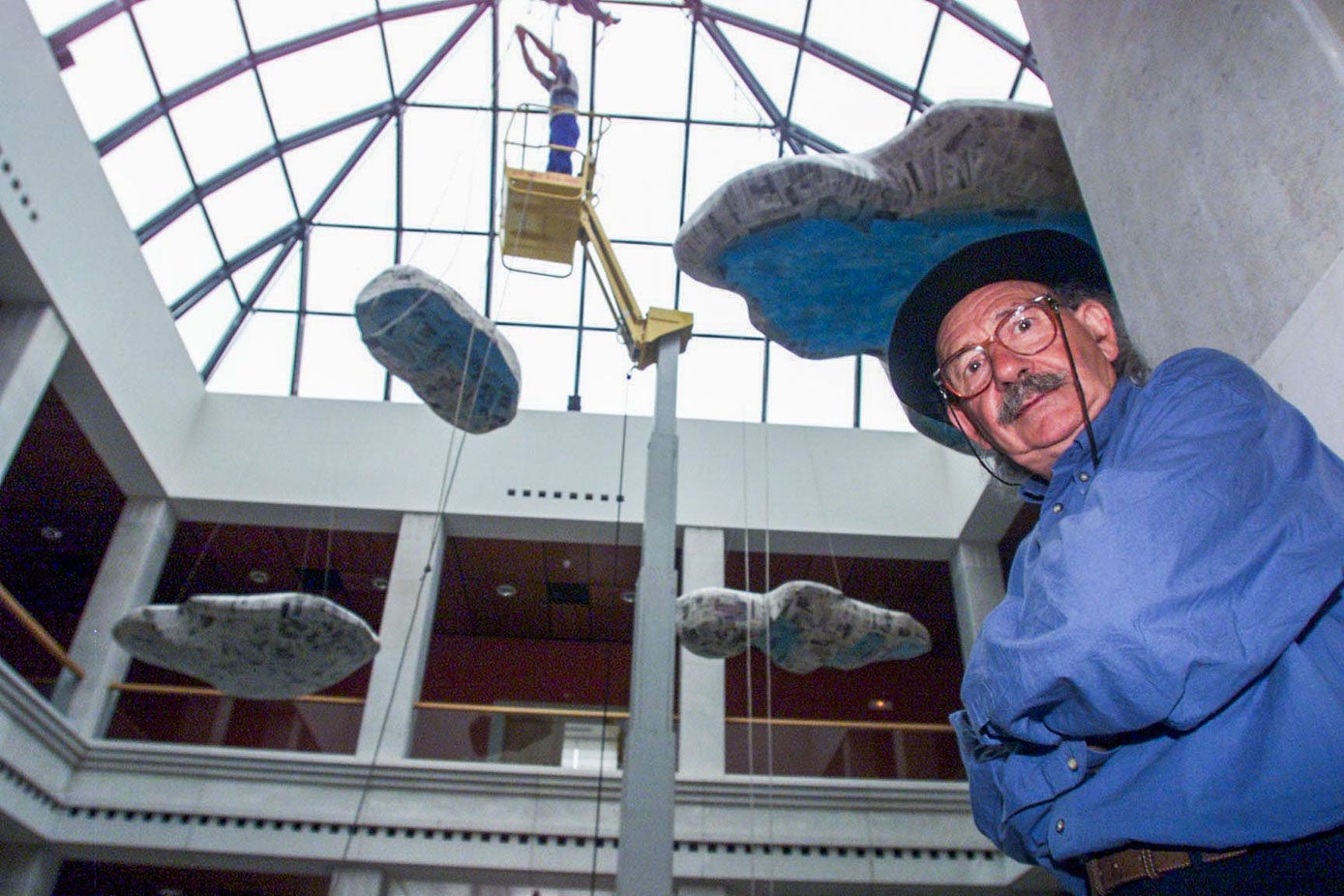 Hace justamente 23 años, el artista vasco inauguró en el Paraninfo de la UC la instalación 'Nubes de papel', para la que utilizó periódicos de El Diario Montañés.