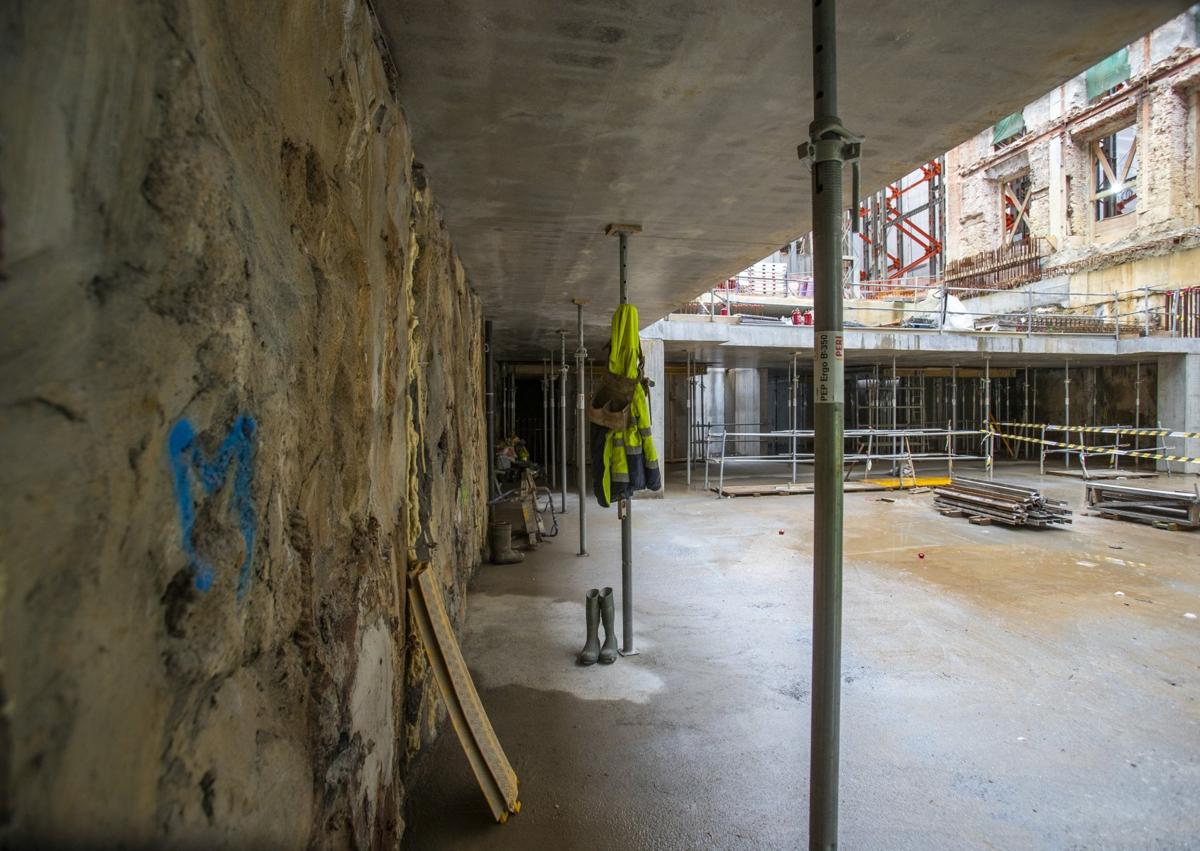 Imagen secundaria 1 - Vistas general y parcial, tomadas esta misma semana, de las obras del futuro espacio cutural y de ocio que se levanta donde se ubicó la histórica sede de Banco Santander. 