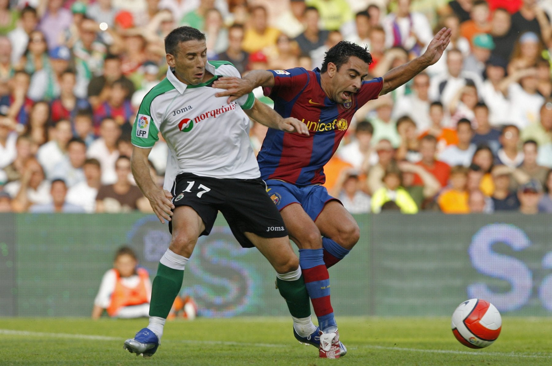 Luis Fernández (izquierda) en su época como futbolista del Racing, junto a Xavi (Barça).