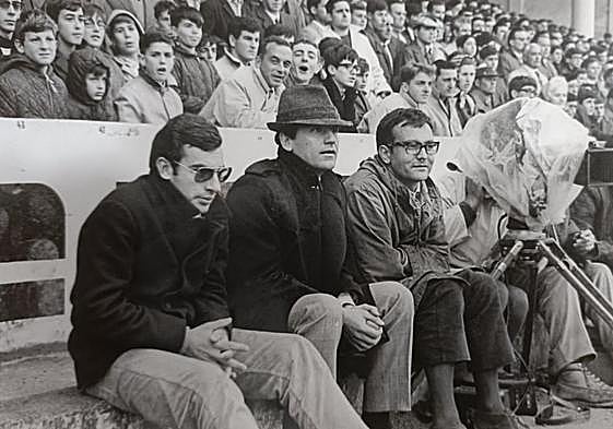 El cineasta, tercero por la izquierda, durante el rodaje de 'Volver a vivir'.