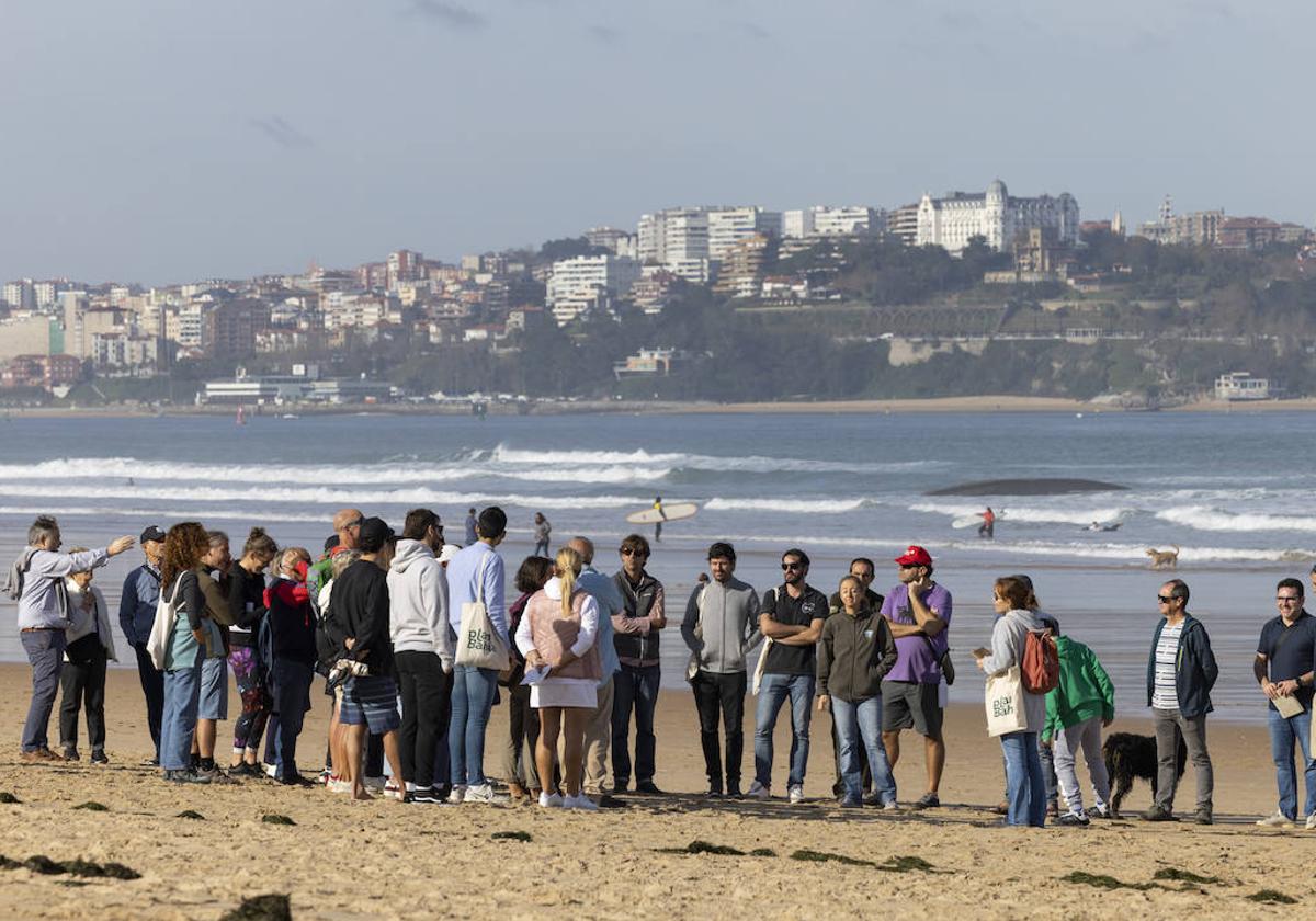 El grupo de cuarenta participantes que realizó este sábado el itinerario guiado por las playas de Somo y Loredo.