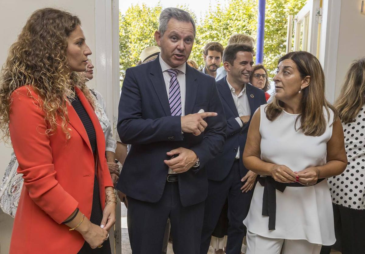 Quiñones, Buruaga y Casares, durante un encuentro este verano en la UIMP con el ministro de Sanidad, José Manuel Miñones.