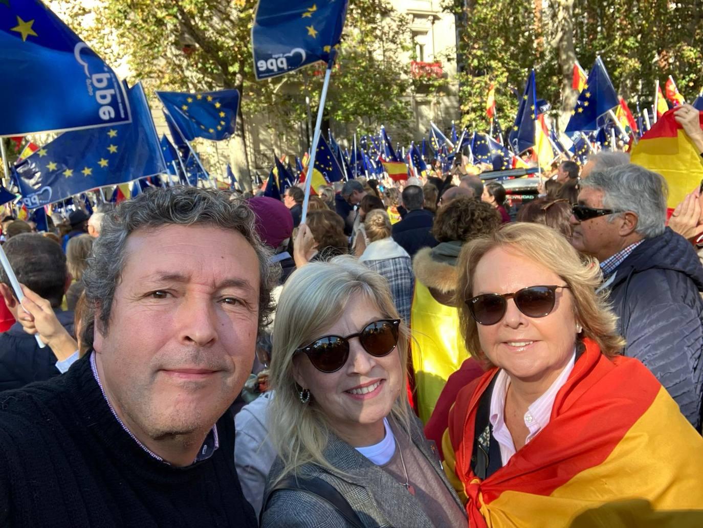 Íñigo Fernández, senador autonómico del PP de Cantabria; Beatriz Piñeiro, presidenta de Mujeres en Igualdad de Pontevedra, y Tula Beltrán, presidenta de Mujeres en Igualdad Cantabria.