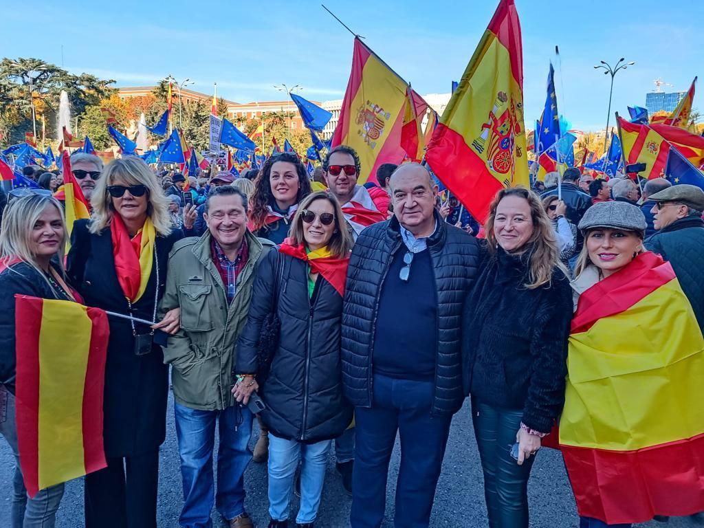 Manuela Bolado, vicealdesa de Bezana por Vox; Ángel Madariaga, concejal de Vox en Santander; María Maneiro, que fue candidata al Ayuntamiento de Astillero por Vox; Emilio del Valle, líder de Vox en Cantabria y concejal del Ayuntamiento de Santander; Leticia Díaz, portavoz parlamentaria de Vox en Cantabria, y María Jorrín, concejala en Medio Cudeyo por Vox, junto a tres afiliados del partido (la primera mujer por la izquierda y las dos personas de atrás).