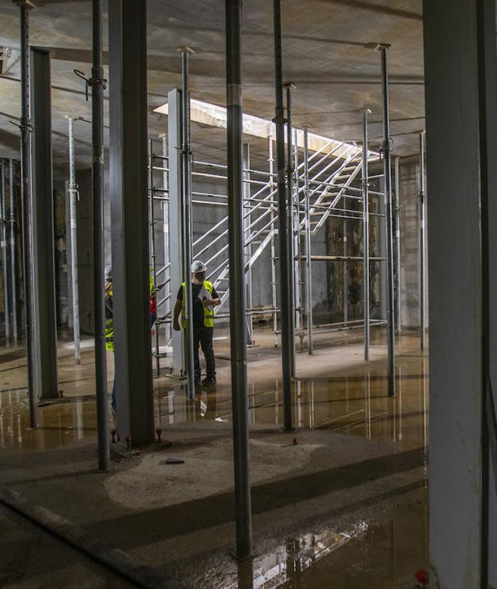 Imagen secundaria 2 - Vistas general y parcial, tomadas esta misma semana, de las obras del futuro espacio cutural y de ocio que se levanta donde se ubicó la histórica sede de Banco Santander. 