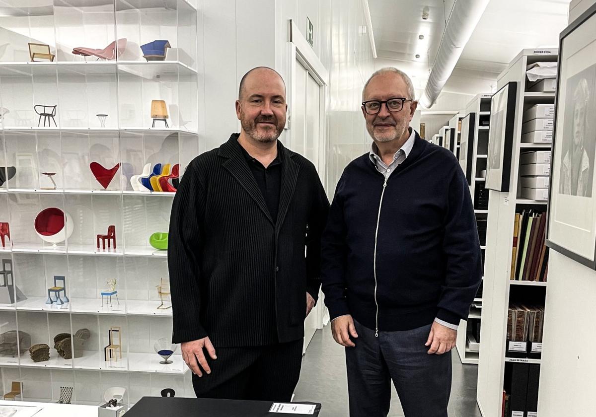 Manuel Segade, director del Museo Reina Sofía, yJosé María Lafuente, en la visita de esta semana al Archivo.