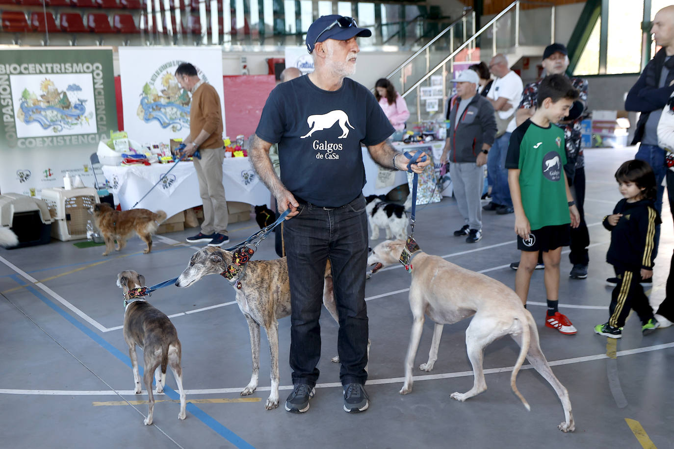 Algunos visitantes recorren el mercadillo con sus mascotas.