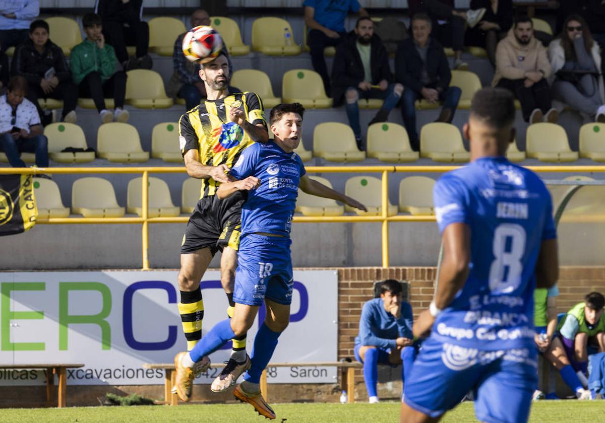 Héctor Alonso despeja un balón.